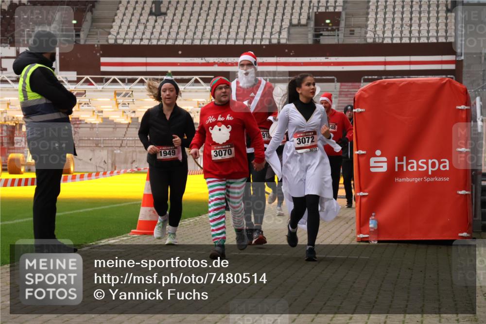 08.12.2024 - St. Pauli X-Mass-Run No. 14 Yannick Fuchs http://msf.ph/oto/7480514 08.12.2024 10:03:38 Ziel 330, 624, 1912, 1949, 2093, 2094, 2098, 2663, 2759, 2822, 2848, 3062, 3063, 3070, 3072, 3260 meine-sportfotos.de