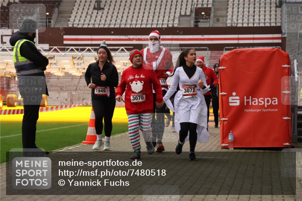 08.12.2024 - St. Pauli X-Mass-Run No. 14 Yannick Fuchs http://msf.ph/oto/7480518 08.12.2024 10:03:38 Ziel 330, 624, 1912, 1949, 2093, 2094, 2098, 2663, 2759, 2822, 2848, 3062, 3063, 3070, 3072, 3260 meine-sportfotos.de