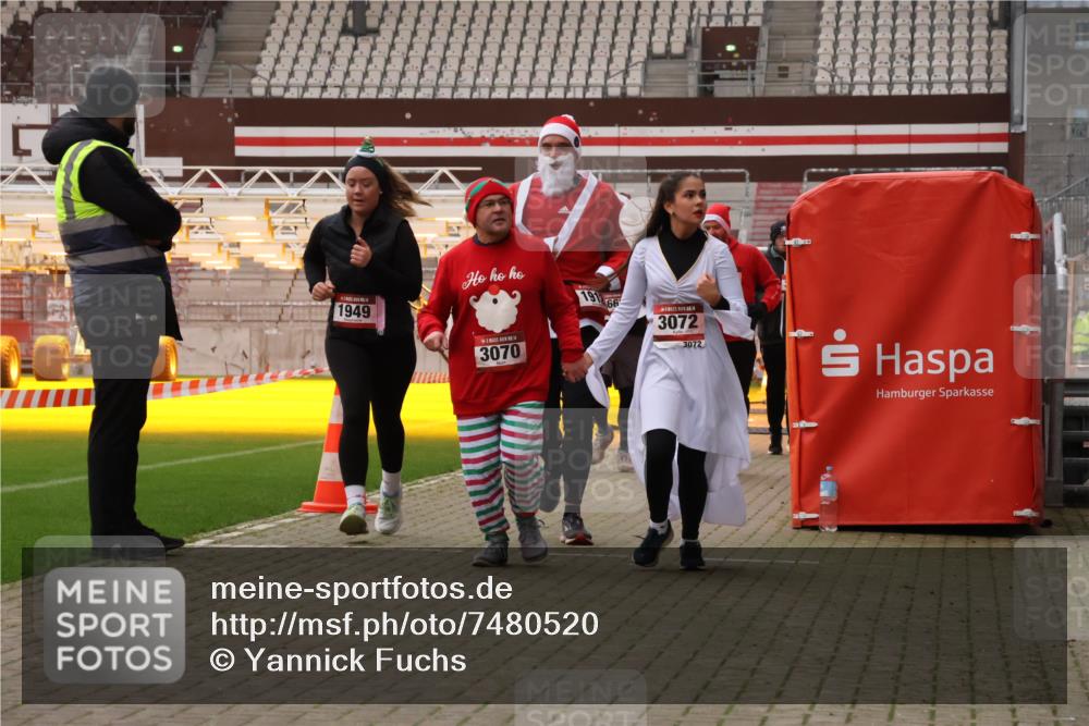 08.12.2024 - St. Pauli X-Mass-Run No. 14 Yannick Fuchs http://msf.ph/oto/7480520 08.12.2024 10:03:38 Ziel 330, 624, 1912, 1949, 2093, 2094, 2098, 2663, 2759, 2822, 2848, 3062, 3063, 3070, 3072, 3260 meine-sportfotos.de