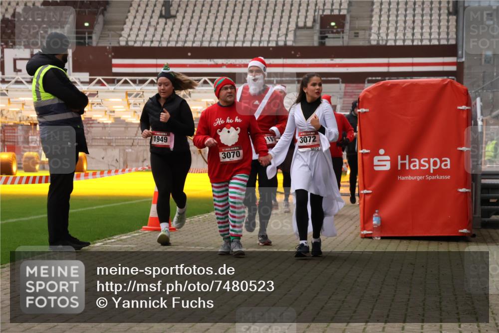 08.12.2024 - St. Pauli X-Mass-Run No. 14 Yannick Fuchs http://msf.ph/oto/7480523 08.12.2024 10:03:38 Ziel 330, 624, 1912, 1949, 2093, 2094, 2098, 2663, 2759, 2822, 2848, 3062, 3063, 3070, 3072, 3260 meine-sportfotos.de
