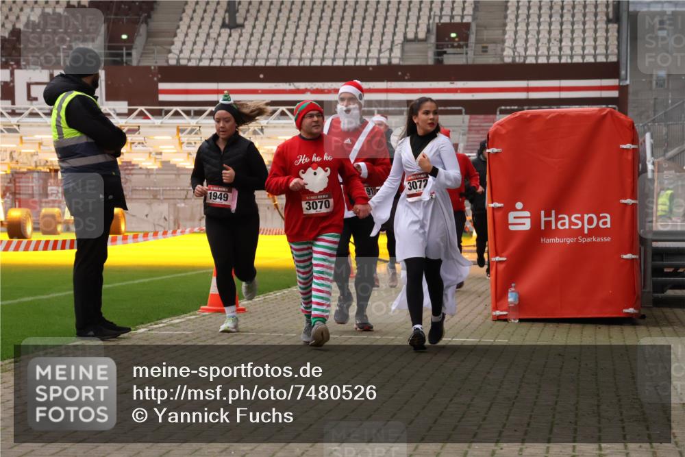 08.12.2024 - St. Pauli X-Mass-Run No. 14 Yannick Fuchs http://msf.ph/oto/7480526 08.12.2024 10:03:38 Ziel 330, 624, 1912, 1949, 2093, 2094, 2098, 2663, 2759, 2822, 2848, 3062, 3063, 3070, 3072, 3260 meine-sportfotos.de