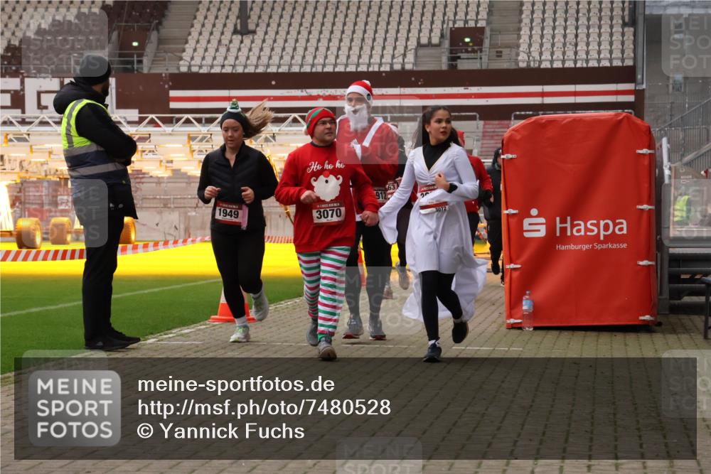08.12.2024 - St. Pauli X-Mass-Run No. 14 Yannick Fuchs http://msf.ph/oto/7480528 08.12.2024 10:03:39 Ziel 330, 624, 1678, 1912, 1949, 2093, 2094, 2098, 2663, 2759, 2822, 2848, 3062, 3063, 3070, 3072, 3260 meine-sportfotos.de