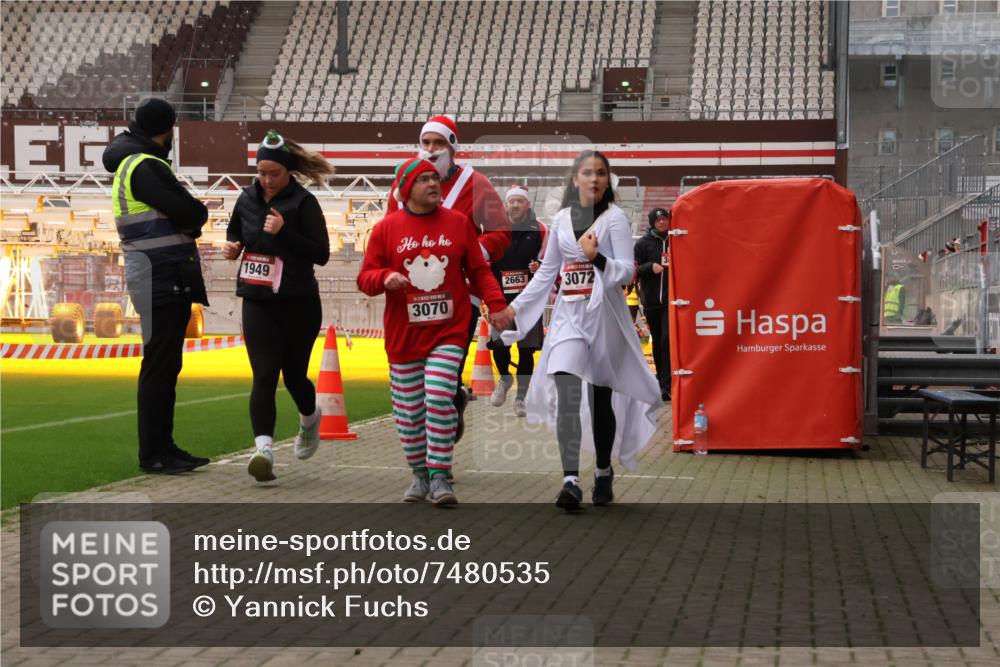 08.12.2024 - St. Pauli X-Mass-Run No. 14 Yannick Fuchs http://msf.ph/oto/7480535 08.12.2024 10:03:39 Ziel 330, 624, 1678, 1912, 1949, 2093, 2094, 2098, 2663, 2759, 2822, 2848, 3062, 3063, 3070, 3072, 3260 meine-sportfotos.de