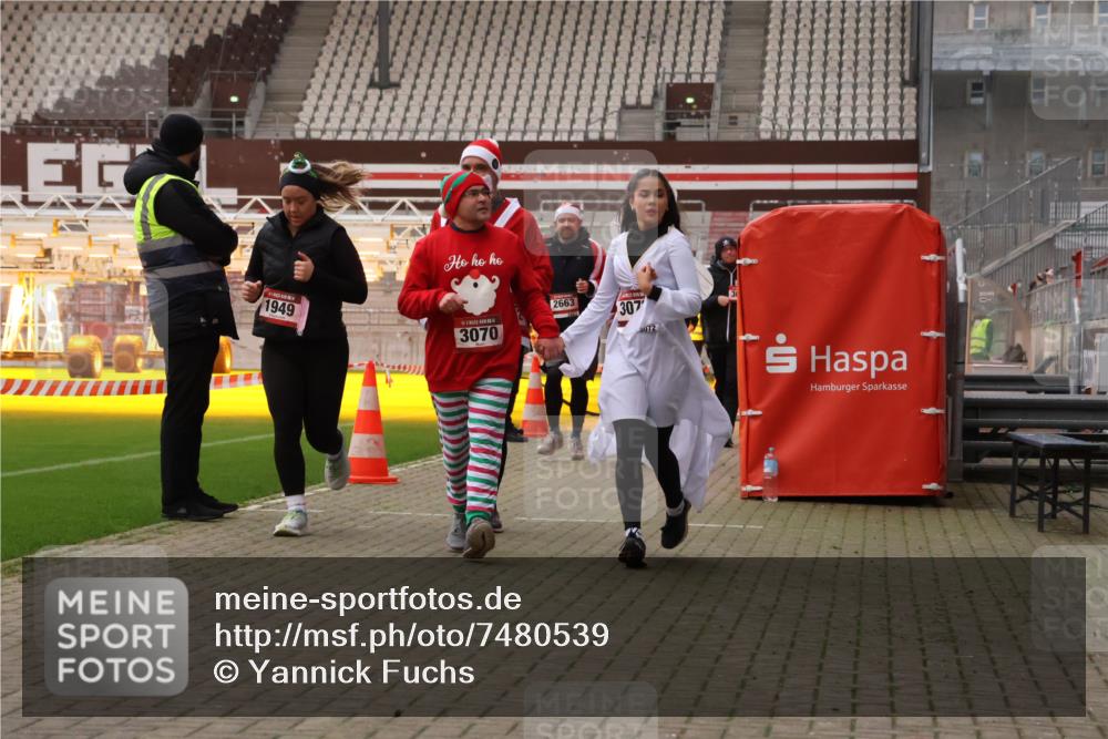 08.12.2024 - St. Pauli X-Mass-Run No. 14 Yannick Fuchs http://msf.ph/oto/7480539 08.12.2024 10:03:39 Ziel 330, 624, 1678, 1912, 1949, 2093, 2094, 2098, 2663, 2759, 2822, 2848, 3062, 3063, 3070, 3072, 3260 meine-sportfotos.de