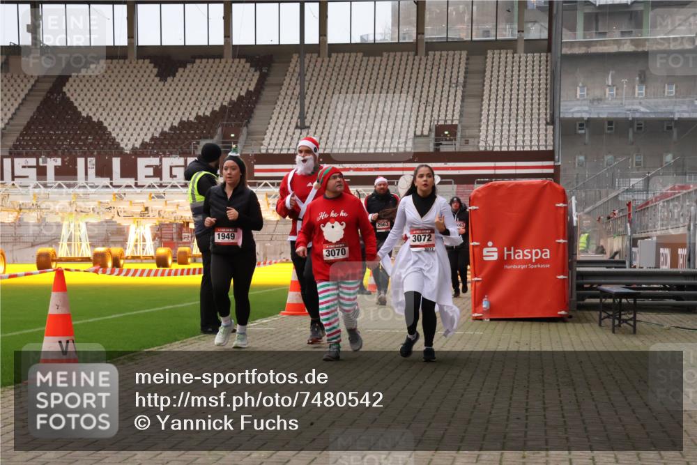 08.12.2024 - St. Pauli X-Mass-Run No. 14 Yannick Fuchs http://msf.ph/oto/7480542 08.12.2024 10:03:40 Ziel 330, 624, 1678, 1912, 1949, 2093, 2094, 2098, 2663, 2759, 2848, 2955, 3062, 3063, 3070, 3072, 3260 meine-sportfotos.de