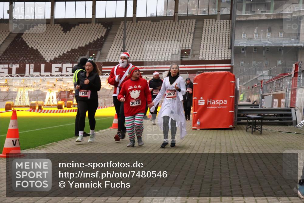 08.12.2024 - St. Pauli X-Mass-Run No. 14 Yannick Fuchs http://msf.ph/oto/7480546 08.12.2024 10:03:40 Ziel 330, 624, 1678, 1912, 1949, 2093, 2094, 2098, 2663, 2759, 2848, 2955, 3062, 3063, 3070, 3072, 3260 meine-sportfotos.de