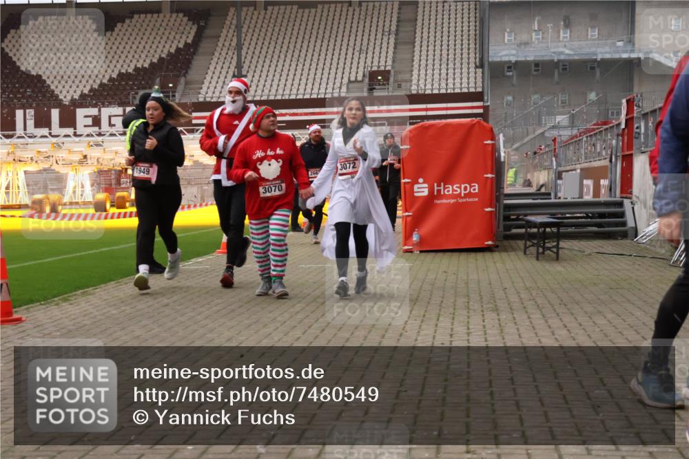 08.12.2024 - St. Pauli X-Mass-Run No. 14 Yannick Fuchs http://msf.ph/oto/7480549 08.12.2024 10:03:40 Ziel 330, 624, 1678, 1912, 1949, 2093, 2094, 2098, 2663, 2759, 2848, 2955, 3062, 3063, 3070, 3072, 3260 meine-sportfotos.de