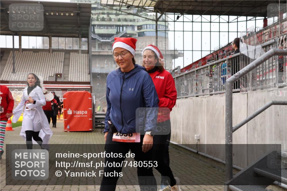 08.12.2024 - St. Pauli X-Mass-Run No. 14 Yannick Fuchs http://msf.ph/oto/7480553 08.12.2024 10:03:41 Ziel 330, 624, 1678, 1912, 1949, 2093, 2094, 2098, 2663, 2759, 2848, 2955, 3062, 3063, 3070, 3072, 3260 meine-sportfotos.de
