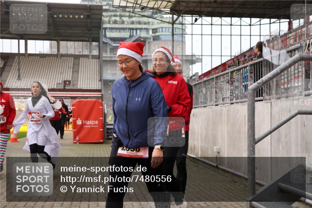 08.12.2024 - St. Pauli X-Mass-Run No. 14 Yannick Fuchs http://msf.ph/oto/7480556 08.12.2024 10:03:41 Ziel 330, 624, 1678, 1912, 1949, 2093, 2094, 2098, 2663, 2759, 2848, 2955, 3062, 3063, 3070, 3072, 3260 meine-sportfotos.de