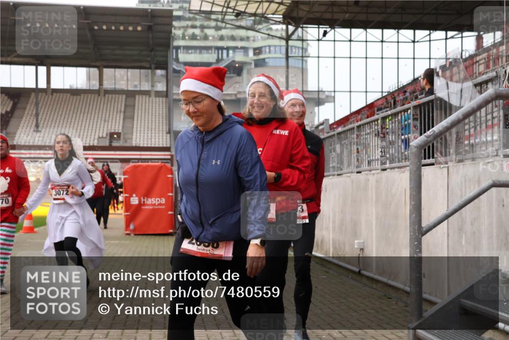 08.12.2024 - St. Pauli X-Mass-Run No. 14 Yannick Fuchs http://msf.ph/oto/7480559 08.12.2024 10:03:41 Ziel 330, 624, 1678, 1912, 1949, 2093, 2094, 2098, 2663, 2759, 2848, 2955, 3062, 3063, 3070, 3072, 3260 meine-sportfotos.de