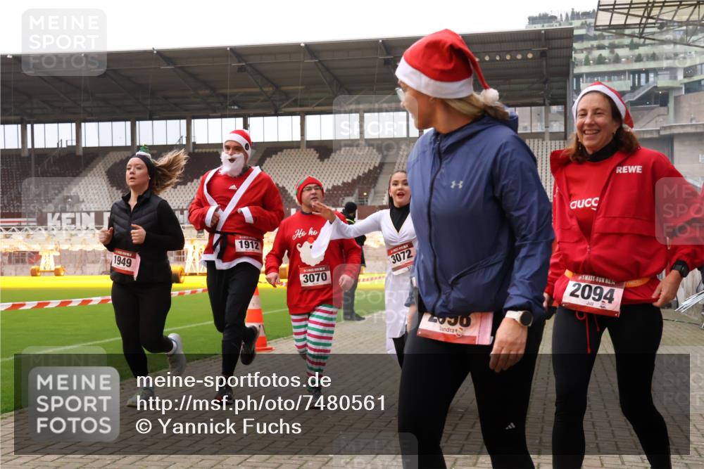 08.12.2024 - St. Pauli X-Mass-Run No. 14 Yannick Fuchs http://msf.ph/oto/7480561 08.12.2024 10:03:42 Ziel 330, 624, 1678, 1912, 1949, 2093, 2094, 2098, 2663, 2759, 2848, 2955, 3062, 3063, 3070, 3072, 3260 meine-sportfotos.de