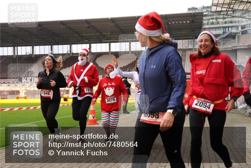 08.12.2024 - St. Pauli X-Mass-Run No. 14 Yannick Fuchs http://msf.ph/oto/7480564 08.12.2024 10:03:42 Ziel 330, 624, 1678, 1912, 1949, 2093, 2094, 2098, 2663, 2759, 2848, 2955, 3062, 3063, 3070, 3072, 3260 meine-sportfotos.de