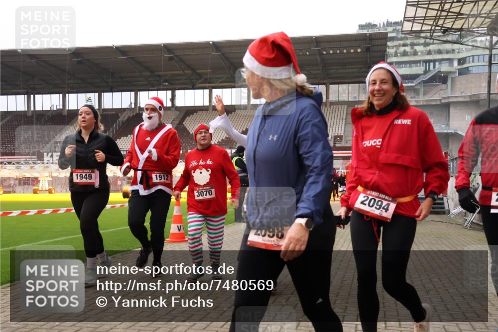 08.12.2024 - St. Pauli X-Mass-Run No. 14 Yannick Fuchs http://msf.ph/oto/7480569 08.12.2024 10:03:42 Ziel 330, 624, 1678, 1912, 1949, 2093, 2094, 2098, 2663, 2759, 2848, 2955, 3062, 3063, 3070, 3072, 3260 meine-sportfotos.de