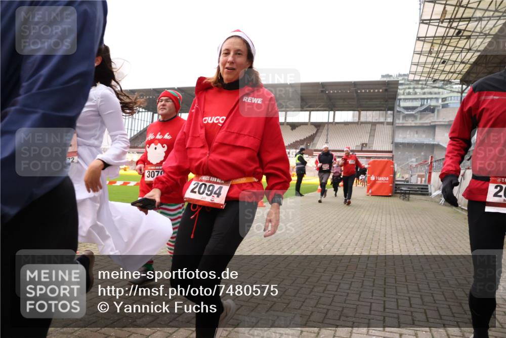 08.12.2024 - St. Pauli X-Mass-Run No. 14 Yannick Fuchs http://msf.ph/oto/7480575 08.12.2024 10:03:44 Ziel 330, 624, 1678, 1912, 1949, 2093, 2094, 2098, 2663, 2759, 2848, 2955, 3062, 3063, 3070, 3072, 3082, 3169, 3179, 3180, 3260 meine-sportfotos.de
