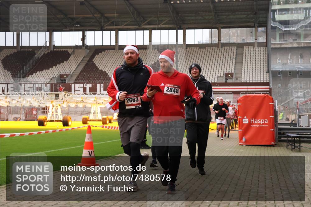 08.12.2024 - St. Pauli X-Mass-Run No. 14 Yannick Fuchs http://msf.ph/oto/7480578 08.12.2024 10:03:46 Ziel 330, 624, 1678, 1912, 1949, 2093, 2094, 2098, 2663, 2759, 2848, 2955, 3062, 3063, 3070, 3072, 3082, 3169, 3179, 3180 meine-sportfotos.de
