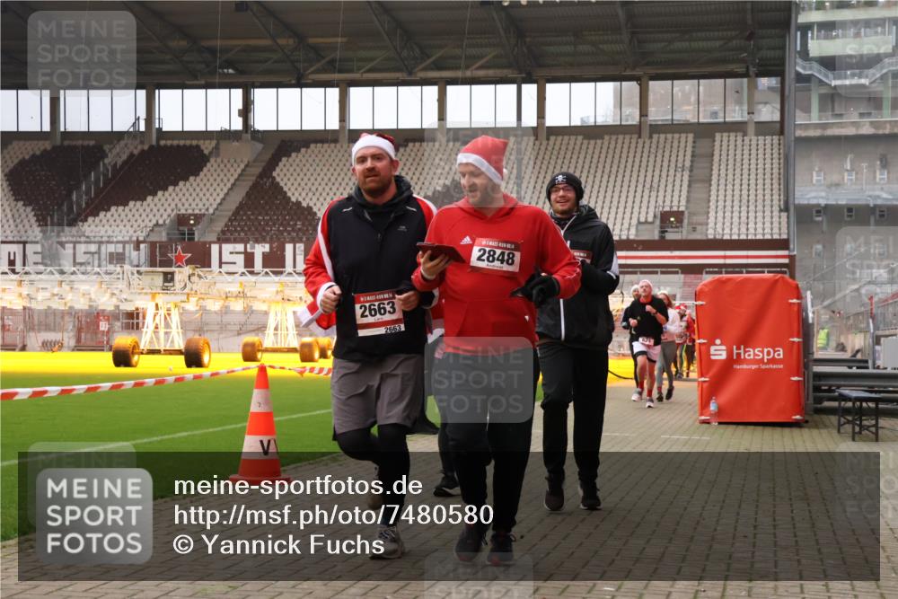 08.12.2024 - St. Pauli X-Mass-Run No. 14 Yannick Fuchs http://msf.ph/oto/7480580 08.12.2024 10:03:46 Ziel 330, 624, 1678, 1912, 1949, 2093, 2094, 2098, 2663, 2759, 2848, 2955, 3062, 3063, 3070, 3072, 3082, 3169, 3179, 3180 meine-sportfotos.de