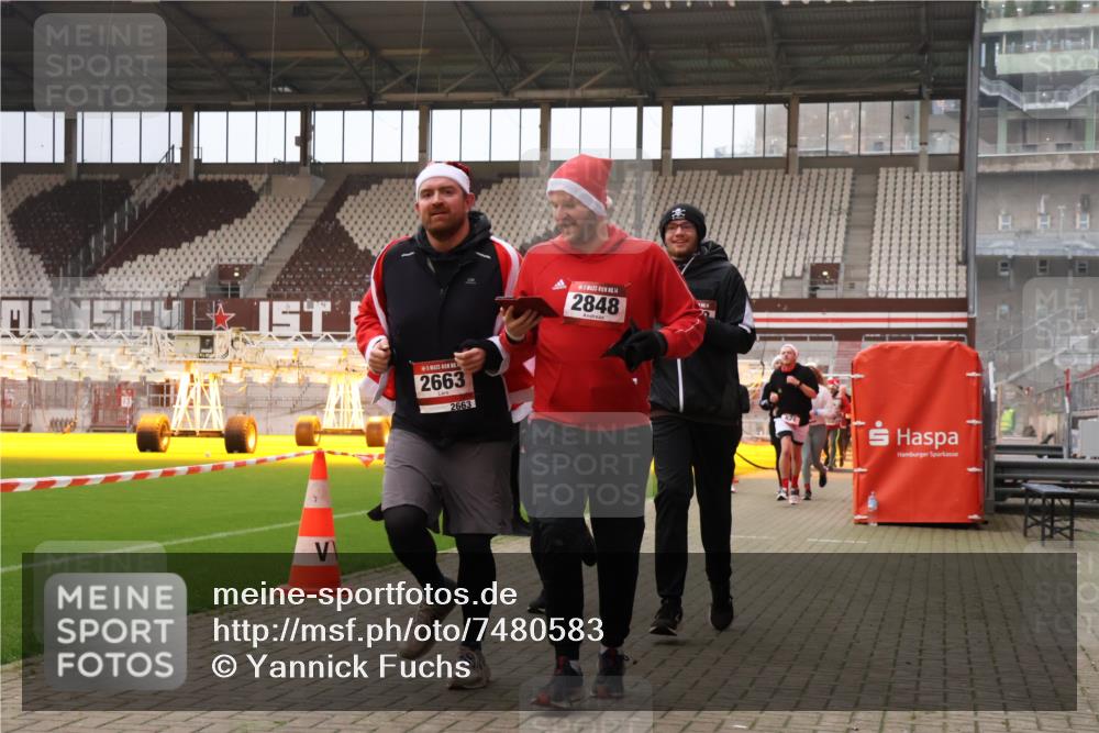08.12.2024 - St. Pauli X-Mass-Run No. 14 Yannick Fuchs http://msf.ph/oto/7480583 08.12.2024 10:03:46 Ziel 330, 624, 1678, 1912, 1949, 2093, 2094, 2098, 2663, 2759, 2848, 2955, 3062, 3063, 3070, 3072, 3082, 3169, 3179, 3180 meine-sportfotos.de