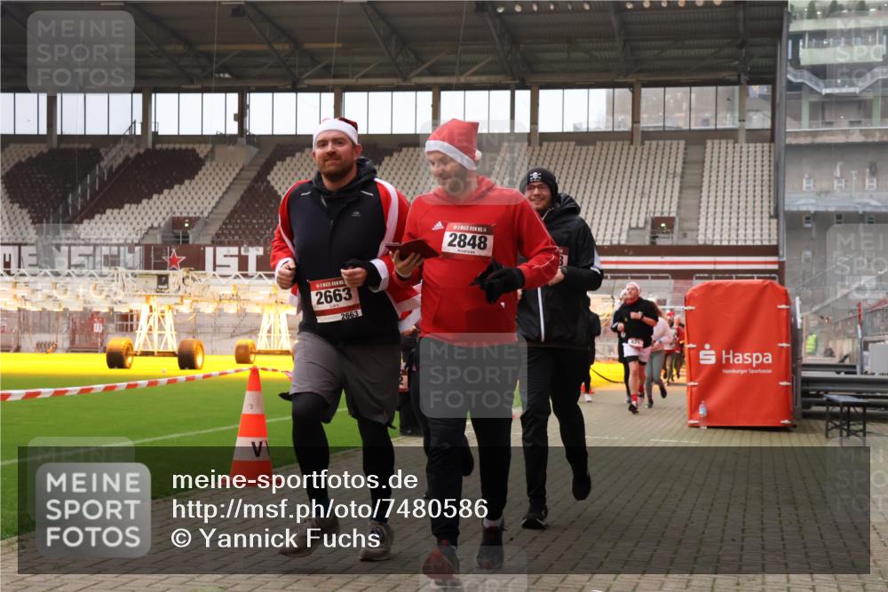 08.12.2024 - St. Pauli X-Mass-Run No. 14 Yannick Fuchs http://msf.ph/oto/7480586 08.12.2024 10:03:46 Ziel 330, 624, 1678, 1912, 1949, 2093, 2094, 2098, 2663, 2759, 2848, 2955, 3062, 3063, 3070, 3072, 3082, 3169, 3179, 3180 meine-sportfotos.de