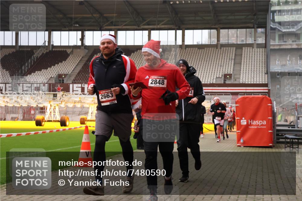08.12.2024 - St. Pauli X-Mass-Run No. 14 Yannick Fuchs http://msf.ph/oto/7480590 08.12.2024 10:03:46 Ziel 330, 624, 1678, 1912, 1949, 2093, 2094, 2098, 2663, 2759, 2848, 2955, 3062, 3063, 3070, 3072, 3082, 3169, 3179, 3180 meine-sportfotos.de