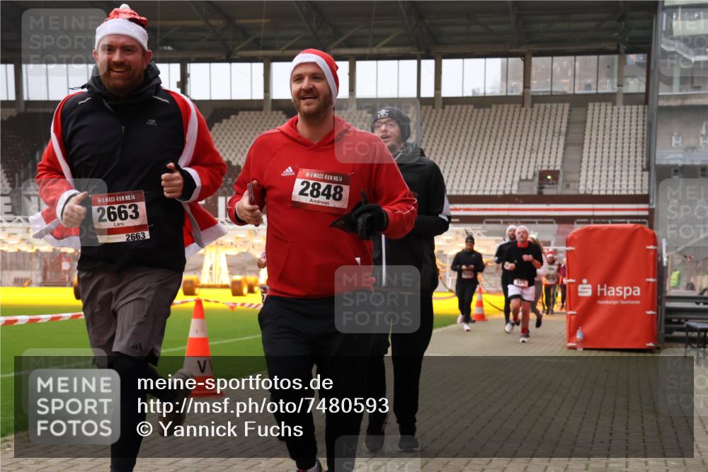 08.12.2024 - St. Pauli X-Mass-Run No. 14 Yannick Fuchs http://msf.ph/oto/7480593 08.12.2024 10:03:47 Ziel 330, 624, 1678, 1912, 1949, 2093, 2094, 2098, 2663, 2759, 2848, 2948, 2955, 3062, 3063, 3070, 3072, 3082, 3169, 3179, 3180 meine-sportfotos.de