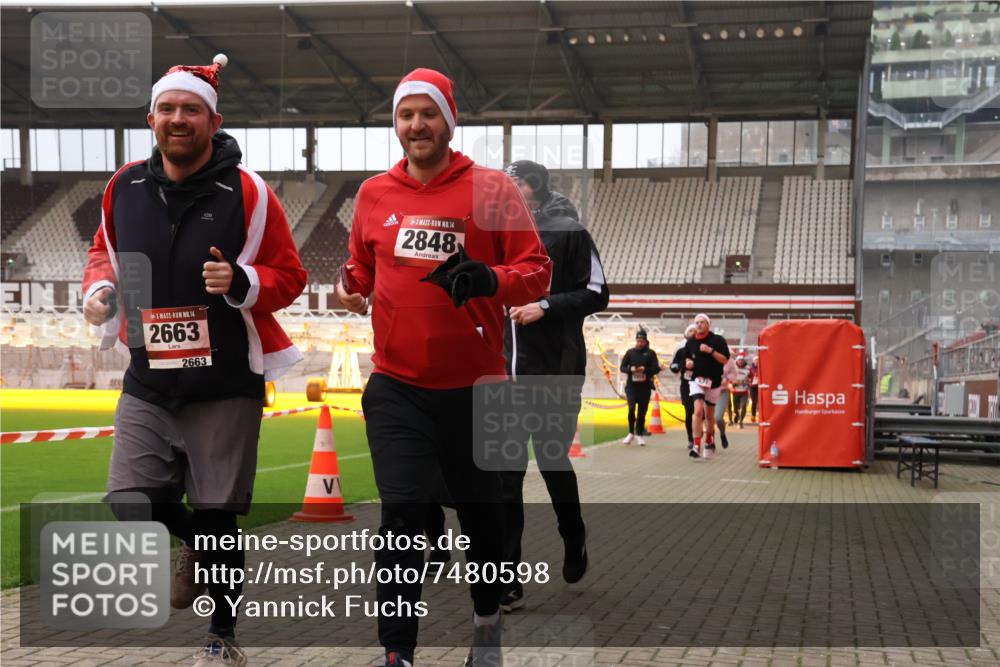08.12.2024 - St. Pauli X-Mass-Run No. 14 Yannick Fuchs http://msf.ph/oto/7480598 08.12.2024 10:03:47 Ziel 330, 624, 1678, 1912, 1949, 2093, 2094, 2098, 2663, 2759, 2848, 2948, 2955, 3062, 3063, 3070, 3072, 3082, 3169, 3179, 3180 meine-sportfotos.de