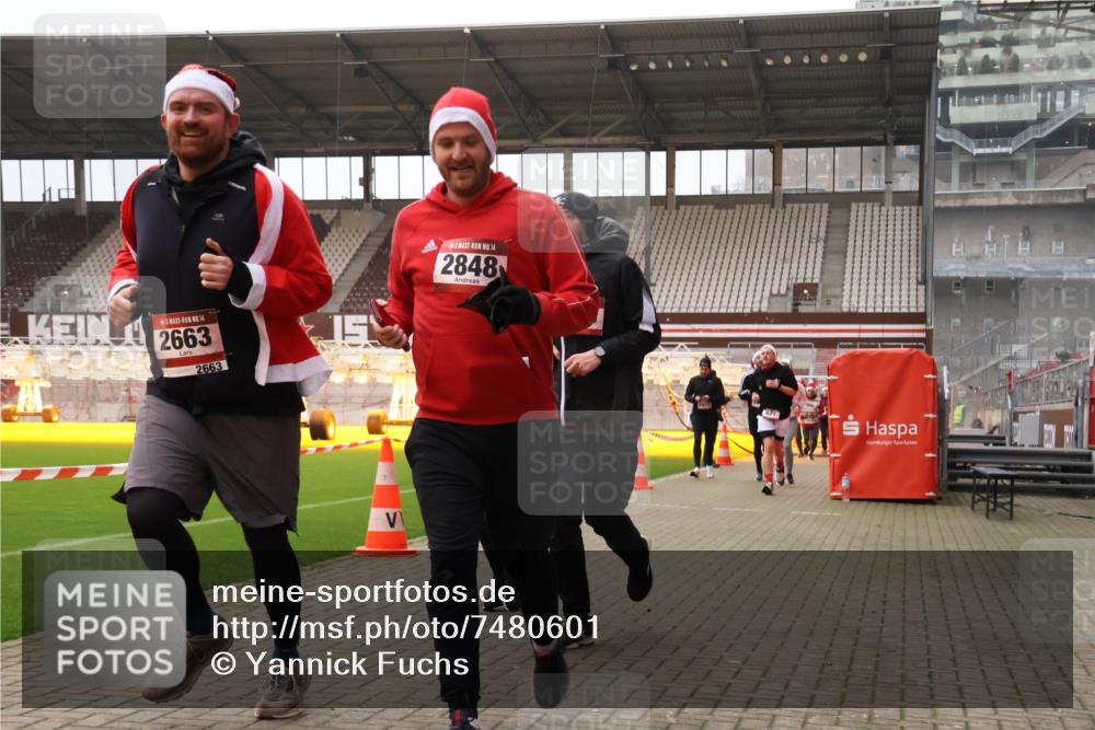 08.12.2024 - St. Pauli X-Mass-Run No. 14 Yannick Fuchs http://msf.ph/oto/7480601 08.12.2024 10:03:47 Ziel 330, 624, 1678, 1912, 1949, 2093, 2094, 2098, 2663, 2759, 2848, 2948, 2955, 3062, 3063, 3070, 3072, 3082, 3169, 3179, 3180 meine-sportfotos.de