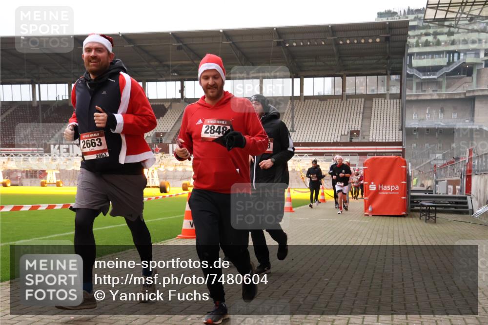 08.12.2024 - St. Pauli X-Mass-Run No. 14 Yannick Fuchs http://msf.ph/oto/7480604 08.12.2024 10:03:47 Ziel 330, 624, 1678, 1912, 1949, 2093, 2094, 2098, 2663, 2759, 2848, 2948, 2955, 3062, 3063, 3070, 3072, 3082, 3169, 3179, 3180 meine-sportfotos.de
