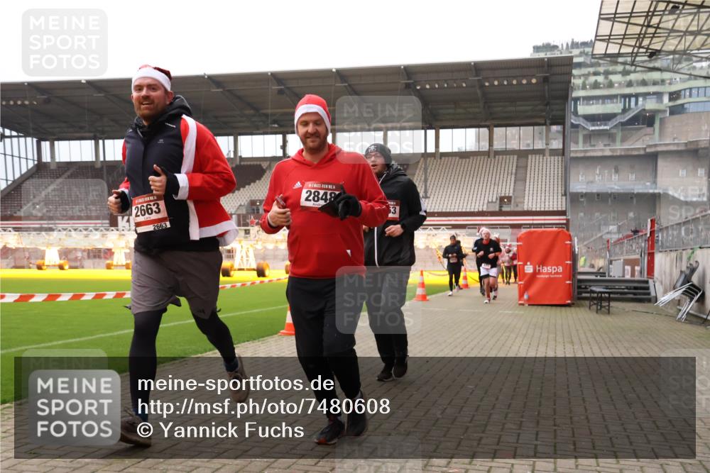 08.12.2024 - St. Pauli X-Mass-Run No. 14 Yannick Fuchs http://msf.ph/oto/7480608 08.12.2024 10:03:47 Ziel 330, 624, 1678, 1912, 1949, 2093, 2094, 2098, 2663, 2759, 2848, 2948, 2955, 3062, 3063, 3070, 3072, 3082, 3169, 3179, 3180 meine-sportfotos.de