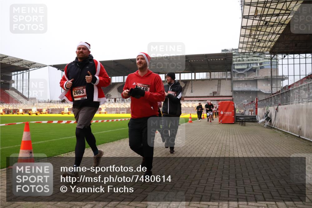 08.12.2024 - St. Pauli X-Mass-Run No. 14 Yannick Fuchs http://msf.ph/oto/7480614 08.12.2024 10:03:48 Ziel 330, 624, 1678, 1912, 1949, 2093, 2094, 2098, 2219, 2663, 2759, 2848, 2948, 2955, 3062, 3063, 3070, 3072, 3082, 3169, 3179, 3180 meine-sportfotos.de