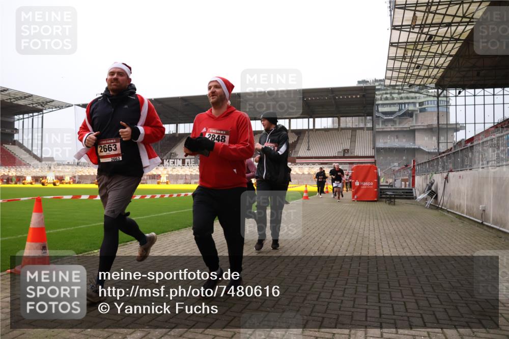 08.12.2024 - St. Pauli X-Mass-Run No. 14 Yannick Fuchs http://msf.ph/oto/7480616 08.12.2024 10:03:48 Ziel 330, 624, 1678, 1912, 1949, 2093, 2094, 2098, 2219, 2663, 2759, 2848, 2948, 2955, 3062, 3063, 3070, 3072, 3082, 3169, 3179, 3180 meine-sportfotos.de
