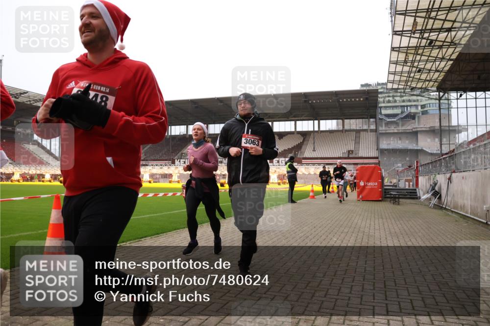 08.12.2024 - St. Pauli X-Mass-Run No. 14 Yannick Fuchs http://msf.ph/oto/7480624 08.12.2024 10:03:48 Ziel 330, 624, 1678, 1912, 1949, 2093, 2094, 2098, 2219, 2663, 2759, 2848, 2948, 2955, 3062, 3063, 3070, 3072, 3082, 3169, 3179, 3180 meine-sportfotos.de