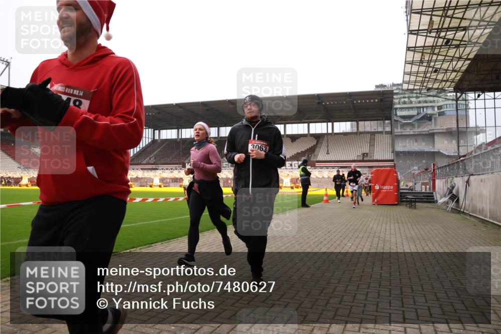 08.12.2024 - St. Pauli X-Mass-Run No. 14 Yannick Fuchs http://msf.ph/oto/7480627 08.12.2024 10:03:48 Ziel 330, 624, 1678, 1912, 1949, 2093, 2094, 2098, 2219, 2663, 2759, 2848, 2948, 2955, 3062, 3063, 3070, 3072, 3082, 3169, 3179, 3180 meine-sportfotos.de