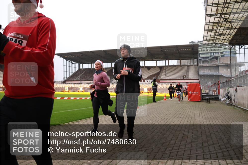 08.12.2024 - St. Pauli X-Mass-Run No. 14 Yannick Fuchs http://msf.ph/oto/7480630 08.12.2024 10:03:48 Ziel 330, 624, 1678, 1912, 1949, 2093, 2094, 2098, 2219, 2663, 2759, 2848, 2948, 2955, 3062, 3063, 3070, 3072, 3082, 3169, 3179, 3180 meine-sportfotos.de