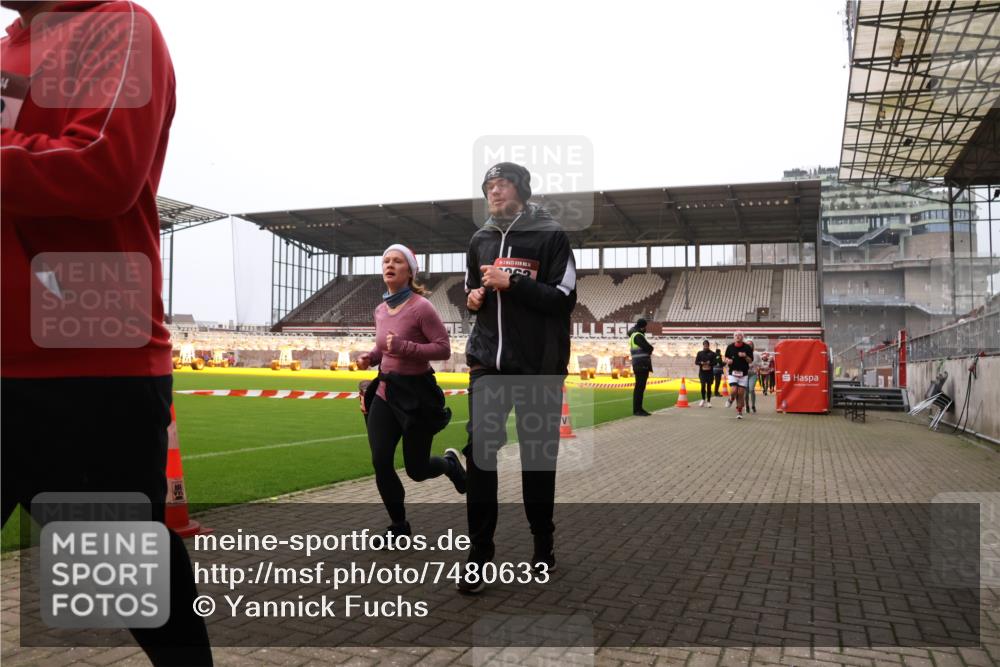 08.12.2024 - St. Pauli X-Mass-Run No. 14 Yannick Fuchs http://msf.ph/oto/7480633 08.12.2024 10:03:48 Ziel 330, 624, 1678, 1912, 1949, 2093, 2094, 2098, 2219, 2663, 2759, 2848, 2948, 2955, 3062, 3063, 3070, 3072, 3082, 3169, 3179, 3180 meine-sportfotos.de