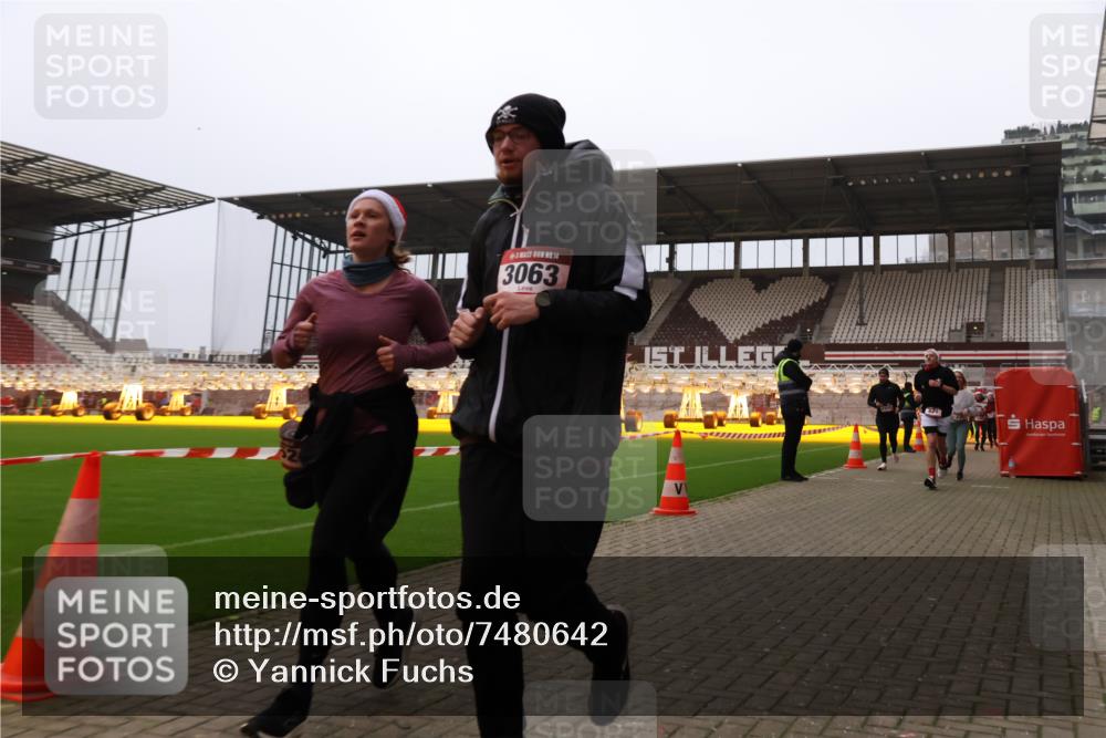 08.12.2024 - St. Pauli X-Mass-Run No. 14 Yannick Fuchs http://msf.ph/oto/7480642 08.12.2024 10:03:49 Ziel 330, 624, 1678, 1912, 1949, 2093, 2094, 2098, 2219, 2663, 2759, 2848, 2948, 2955, 3062, 3063, 3070, 3072, 3082, 3169, 3179, 3180 meine-sportfotos.de