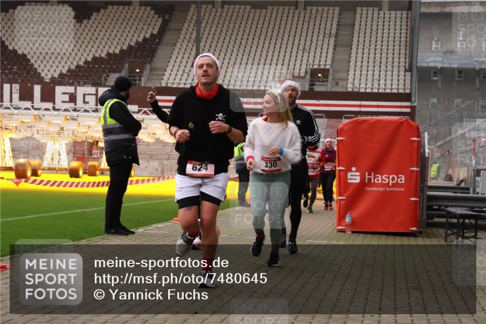 08.12.2024 - St. Pauli X-Mass-Run No. 14 Yannick Fuchs http://msf.ph/oto/7480645 08.12.2024 10:03:51 Ziel 330, 624, 1565, 1678, 1912, 1949, 2093, 2094, 2098, 2219, 2663, 2759, 2819, 2848, 2948, 2955, 3062, 3063, 3070, 3071, 3072, 3082, 3169, 3179, 3180 meine-sportfotos.de
