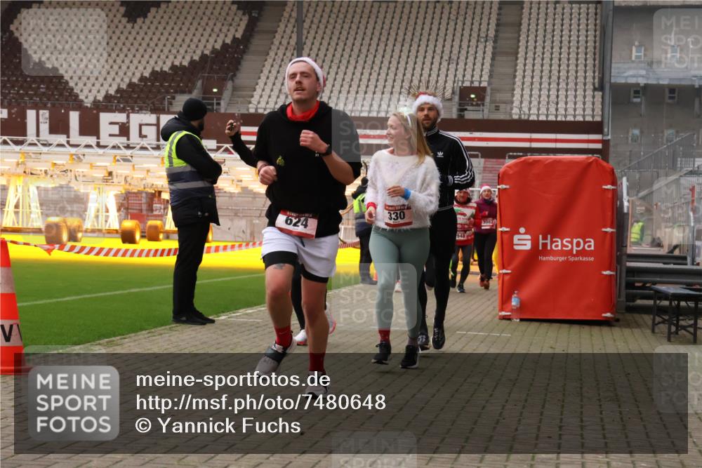 08.12.2024 - St. Pauli X-Mass-Run No. 14 Yannick Fuchs http://msf.ph/oto/7480648 08.12.2024 10:03:51 Ziel 330, 624, 1565, 1678, 1912, 1949, 2093, 2094, 2098, 2219, 2663, 2759, 2819, 2848, 2948, 2955, 3062, 3063, 3070, 3071, 3072, 3082, 3169, 3179, 3180 meine-sportfotos.de