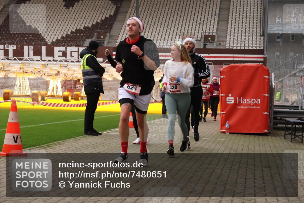 08.12.2024 - St. Pauli X-Mass-Run No. 14 Yannick Fuchs http://msf.ph/oto/7480651 08.12.2024 10:03:51 Ziel 330, 624, 1565, 1678, 1912, 1949, 2093, 2094, 2098, 2219, 2663, 2759, 2819, 2848, 2948, 2955, 3062, 3063, 3070, 3071, 3072, 3082, 3169, 3179, 3180 meine-sportfotos.de