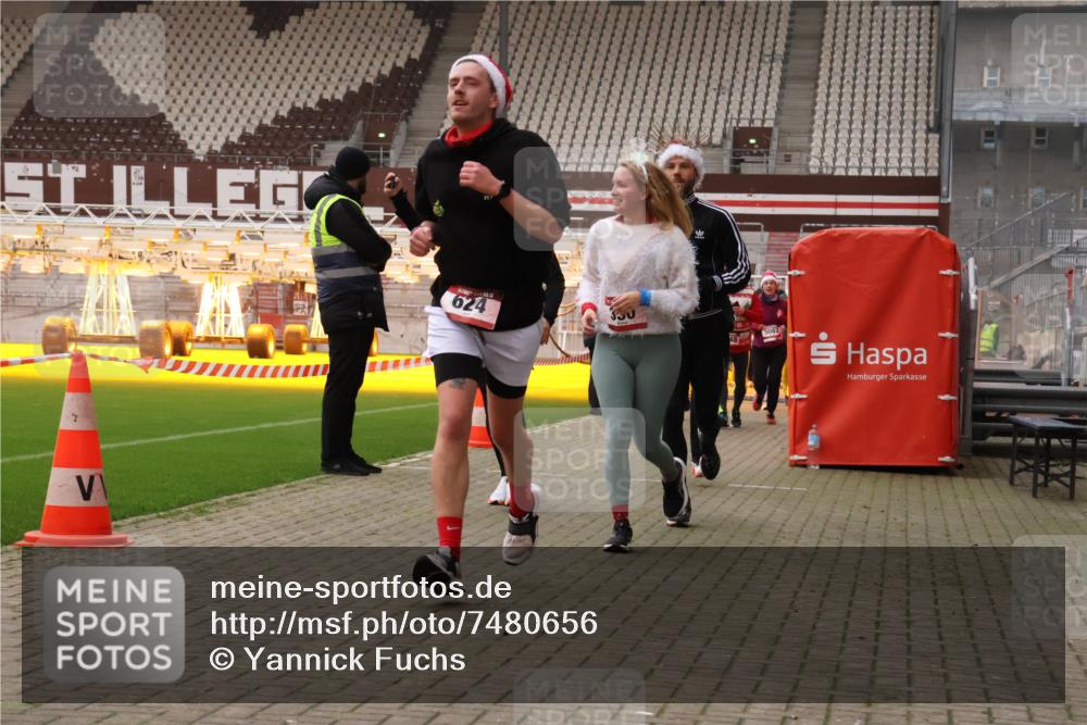 08.12.2024 - St. Pauli X-Mass-Run No. 14 Yannick Fuchs http://msf.ph/oto/7480656 08.12.2024 10:03:51 Ziel 330, 624, 1565, 1678, 1912, 1949, 2093, 2094, 2098, 2219, 2663, 2759, 2819, 2848, 2948, 2955, 3062, 3063, 3070, 3071, 3072, 3082, 3169, 3179, 3180 meine-sportfotos.de
