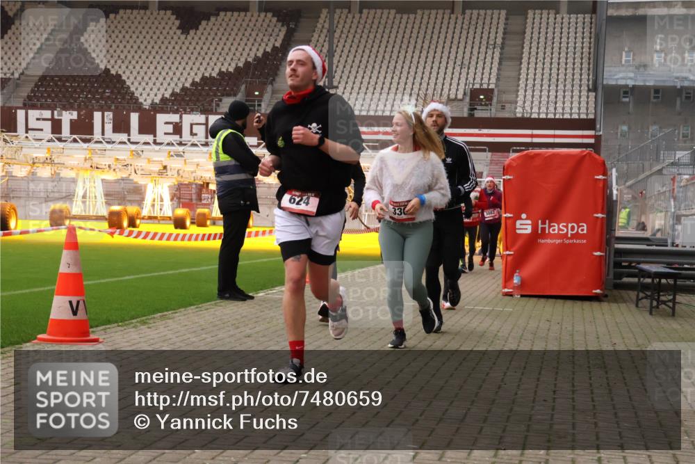 08.12.2024 - St. Pauli X-Mass-Run No. 14 Yannick Fuchs http://msf.ph/oto/7480659 08.12.2024 10:03:51 Ziel 330, 624, 1565, 1678, 1912, 1949, 2093, 2094, 2098, 2219, 2663, 2759, 2819, 2848, 2948, 2955, 3062, 3063, 3070, 3071, 3072, 3082, 3169, 3179, 3180 meine-sportfotos.de