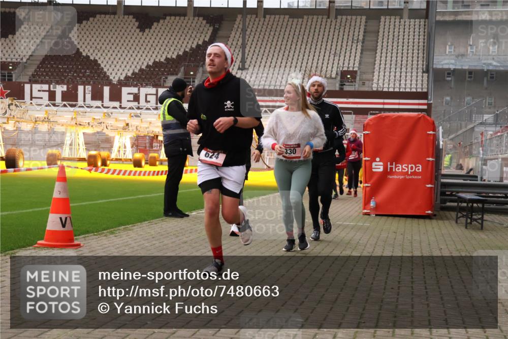 08.12.2024 - St. Pauli X-Mass-Run No. 14 Yannick Fuchs http://msf.ph/oto/7480663 08.12.2024 10:03:51 Ziel 330, 624, 1565, 1678, 1912, 1949, 2093, 2094, 2098, 2219, 2663, 2759, 2819, 2848, 2948, 2955, 3062, 3063, 3070, 3071, 3072, 3082, 3169, 3179, 3180 meine-sportfotos.de