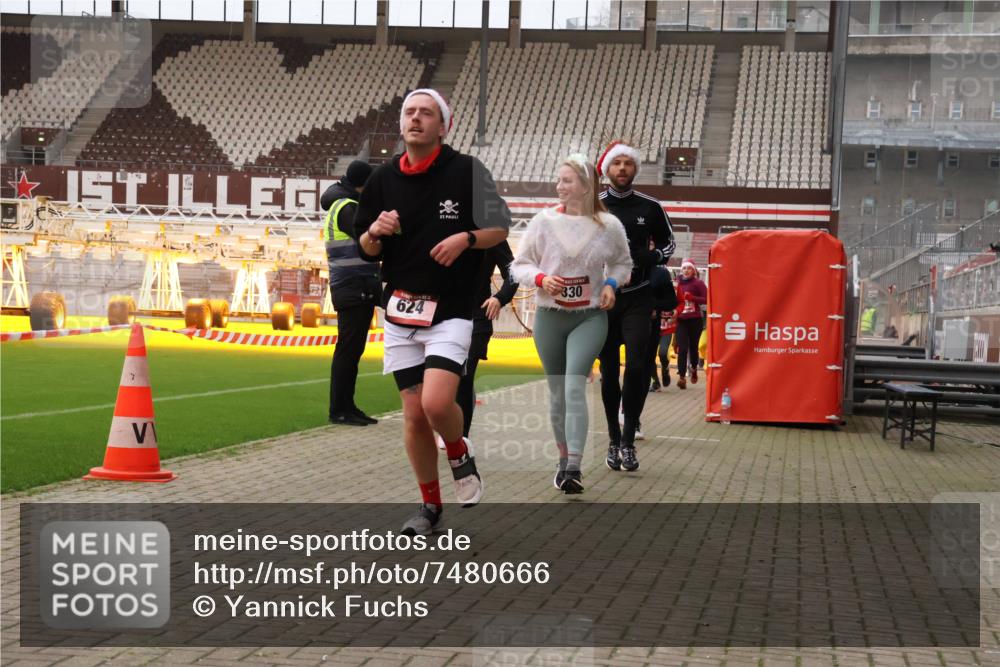 08.12.2024 - St. Pauli X-Mass-Run No. 14 Yannick Fuchs http://msf.ph/oto/7480666 08.12.2024 10:03:51 Ziel 330, 624, 1565, 1678, 1912, 1949, 2093, 2094, 2098, 2219, 2663, 2759, 2819, 2848, 2948, 2955, 3062, 3063, 3070, 3071, 3072, 3082, 3169, 3179, 3180 meine-sportfotos.de