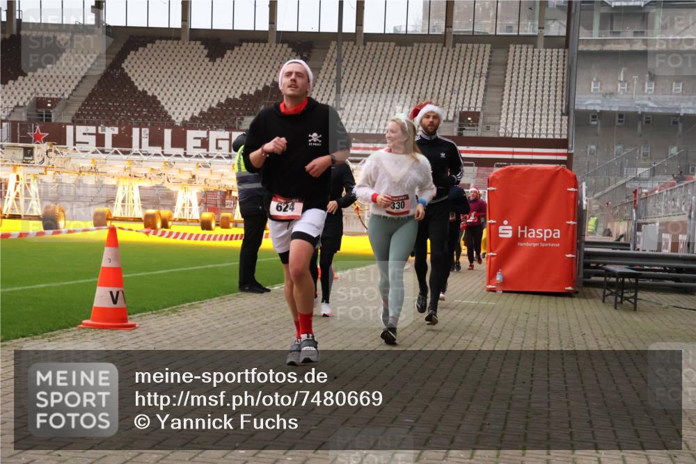 08.12.2024 - St. Pauli X-Mass-Run No. 14 Yannick Fuchs http://msf.ph/oto/7480669 08.12.2024 10:03:51 Ziel 330, 624, 1565, 1678, 1912, 1949, 2093, 2094, 2098, 2219, 2663, 2759, 2819, 2848, 2948, 2955, 3062, 3063, 3070, 3071, 3072, 3082, 3169, 3179, 3180 meine-sportfotos.de