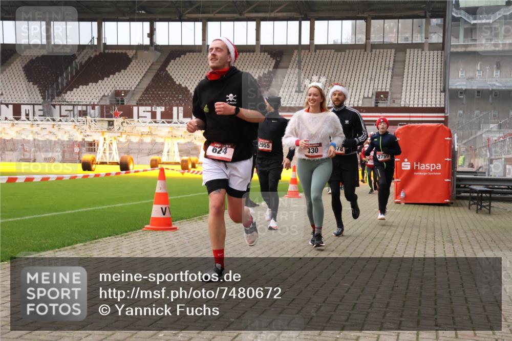 08.12.2024 - St. Pauli X-Mass-Run No. 14 Yannick Fuchs http://msf.ph/oto/7480672 08.12.2024 10:03:52 Ziel 330, 624, 1565, 1678, 1912, 1949, 2093, 2094, 2098, 2219, 2663, 2759, 2819, 2848, 2948, 2955, 3062, 3063, 3070, 3071, 3072, 3082, 3169, 3179, 3180 meine-sportfotos.de