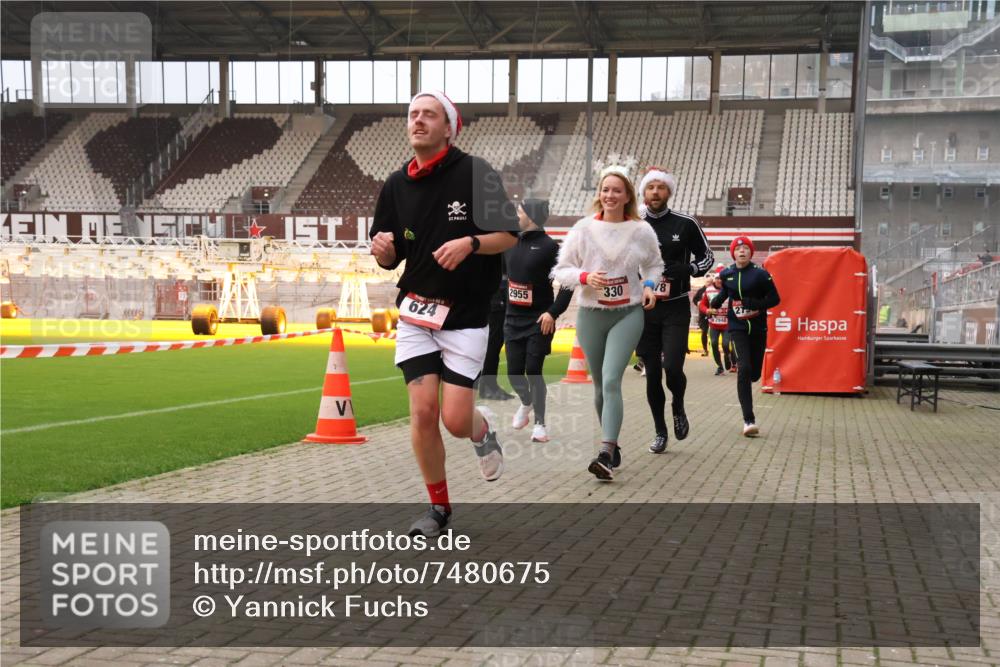 08.12.2024 - St. Pauli X-Mass-Run No. 14 Yannick Fuchs http://msf.ph/oto/7480675 08.12.2024 10:03:52 Ziel 330, 624, 1565, 1678, 1912, 1949, 2093, 2094, 2098, 2219, 2663, 2759, 2819, 2848, 2948, 2955, 3062, 3063, 3070, 3071, 3072, 3082, 3169, 3179, 3180 meine-sportfotos.de