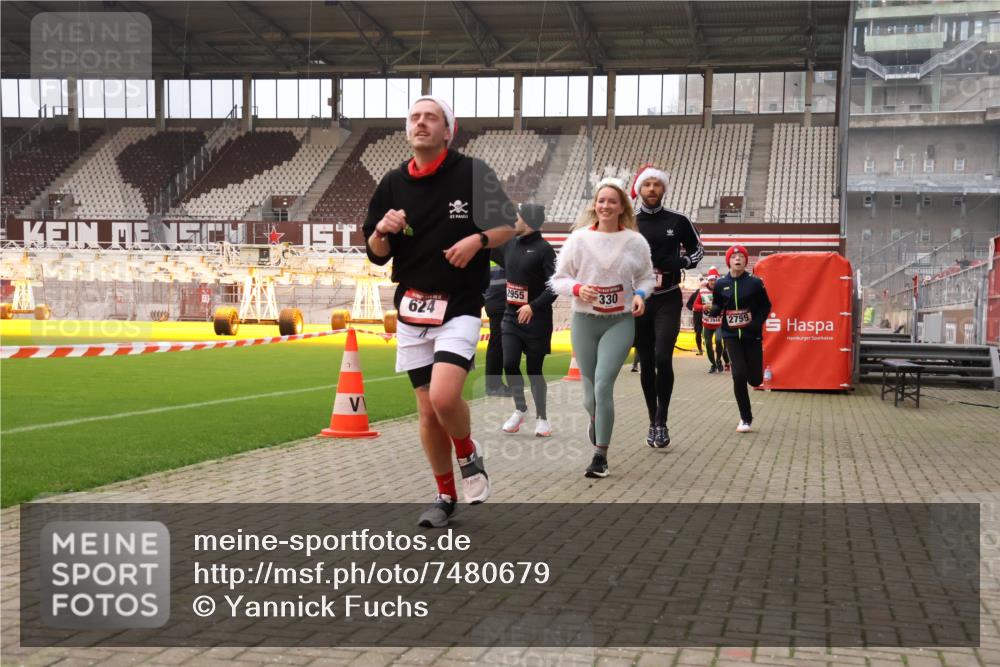 08.12.2024 - St. Pauli X-Mass-Run No. 14 Yannick Fuchs http://msf.ph/oto/7480679 08.12.2024 10:03:52 Ziel 330, 624, 1565, 1678, 1912, 1949, 2093, 2094, 2098, 2219, 2663, 2759, 2819, 2848, 2948, 2955, 3062, 3063, 3070, 3071, 3072, 3082, 3169, 3179, 3180 meine-sportfotos.de