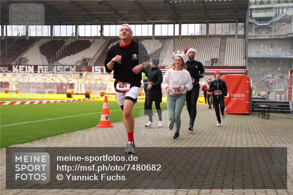 08.12.2024 - St. Pauli X-Mass-Run No. 14 Yannick Fuchs http://msf.ph/oto/7480682 08.12.2024 10:03:52 Ziel 330, 624, 1565, 1678, 1912, 1949, 2093, 2094, 2098, 2219, 2663, 2759, 2819, 2848, 2948, 2955, 3062, 3063, 3070, 3071, 3072, 3082, 3169, 3179, 3180 meine-sportfotos.de