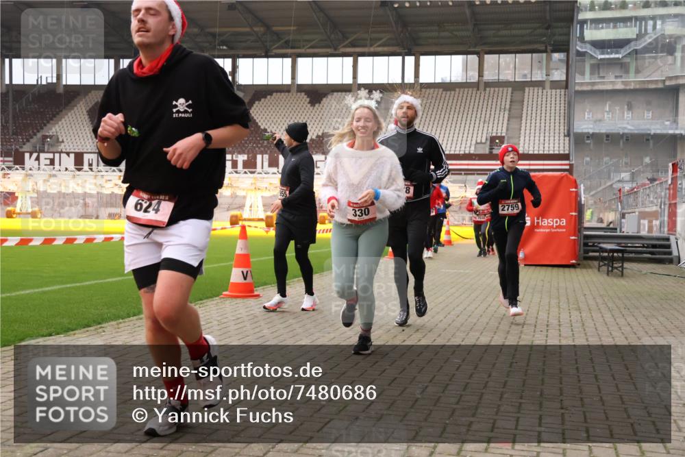 08.12.2024 - St. Pauli X-Mass-Run No. 14 Yannick Fuchs http://msf.ph/oto/7480686 08.12.2024 10:03:53 Ziel 330, 624, 1565, 1678, 1788, 1912, 2093, 2094, 2098, 2219, 2663, 2759, 2819, 2848, 2933, 2948, 2955, 3062, 3063, 3070, 3071, 3072, 3082, 3169, 3179, 3180 meine-sportfotos.de