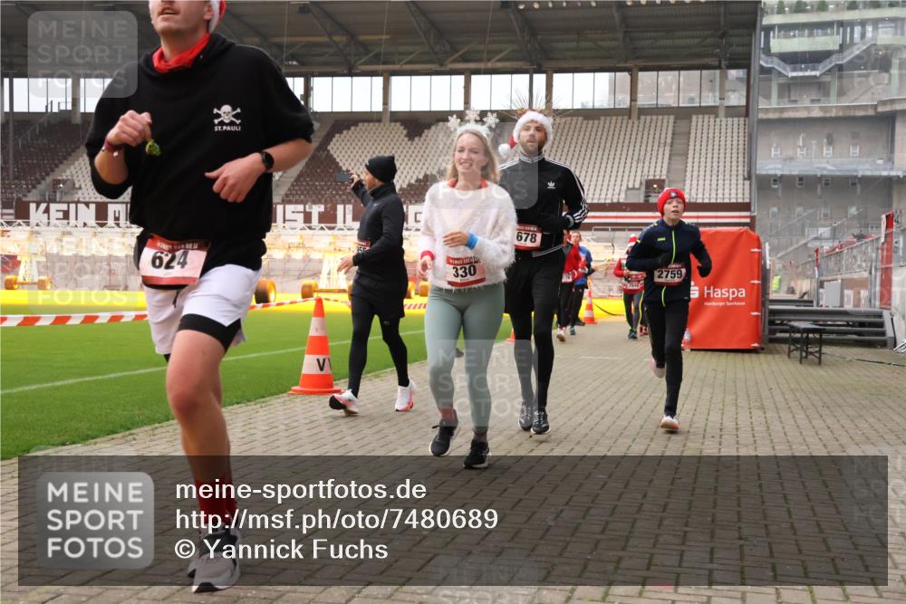 08.12.2024 - St. Pauli X-Mass-Run No. 14 Yannick Fuchs http://msf.ph/oto/7480689 08.12.2024 10:03:53 Ziel 330, 624, 1565, 1678, 1788, 1912, 2093, 2094, 2098, 2219, 2663, 2759, 2819, 2848, 2933, 2948, 2955, 3062, 3063, 3070, 3071, 3072, 3082, 3169, 3179, 3180 meine-sportfotos.de