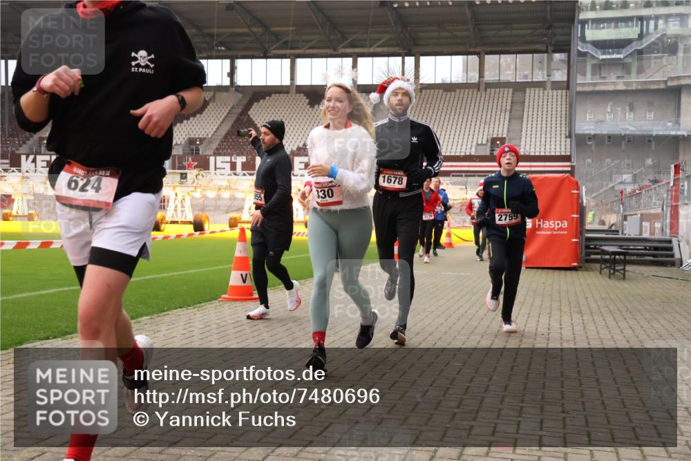 08.12.2024 - St. Pauli X-Mass-Run No. 14 Yannick Fuchs http://msf.ph/oto/7480696 08.12.2024 10:03:53 Ziel 330, 624, 1565, 1678, 1788, 1912, 2093, 2094, 2098, 2219, 2663, 2759, 2819, 2848, 2933, 2948, 2955, 3062, 3063, 3070, 3071, 3072, 3082, 3169, 3179, 3180 meine-sportfotos.de